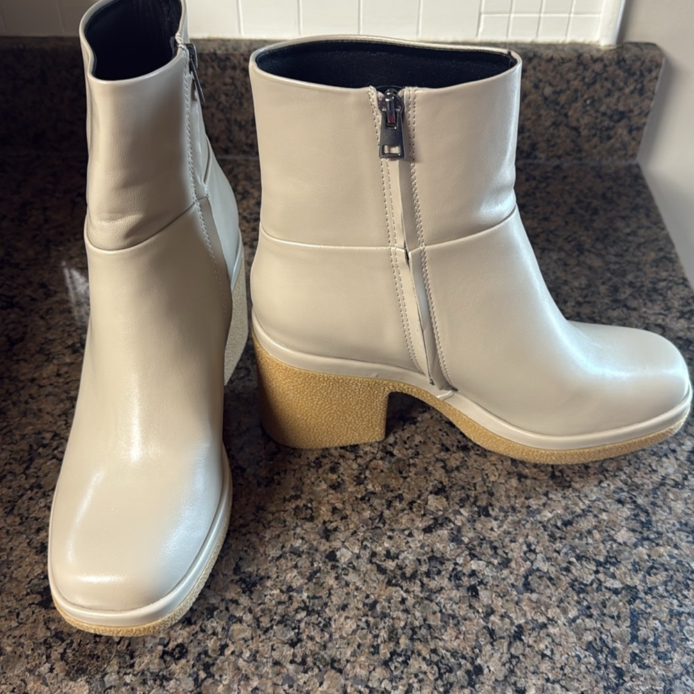 NWT Amazon Essentials Women's Cream Ankle Platform Booties Size 10 - Picture 3 of 6
